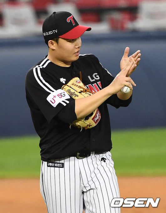 3회말 무사 1루 상황 두산 박건우를 더블 플레이로 이끈 LG 투수 임찬규가 야수들을 향해 인사하고 있다. / dreamer@osen.co.kr