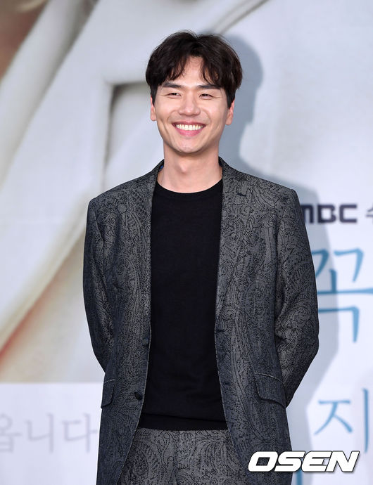 배우 김태훈이 포토타임을 갖고 있다./sunday@osen.co.kr 