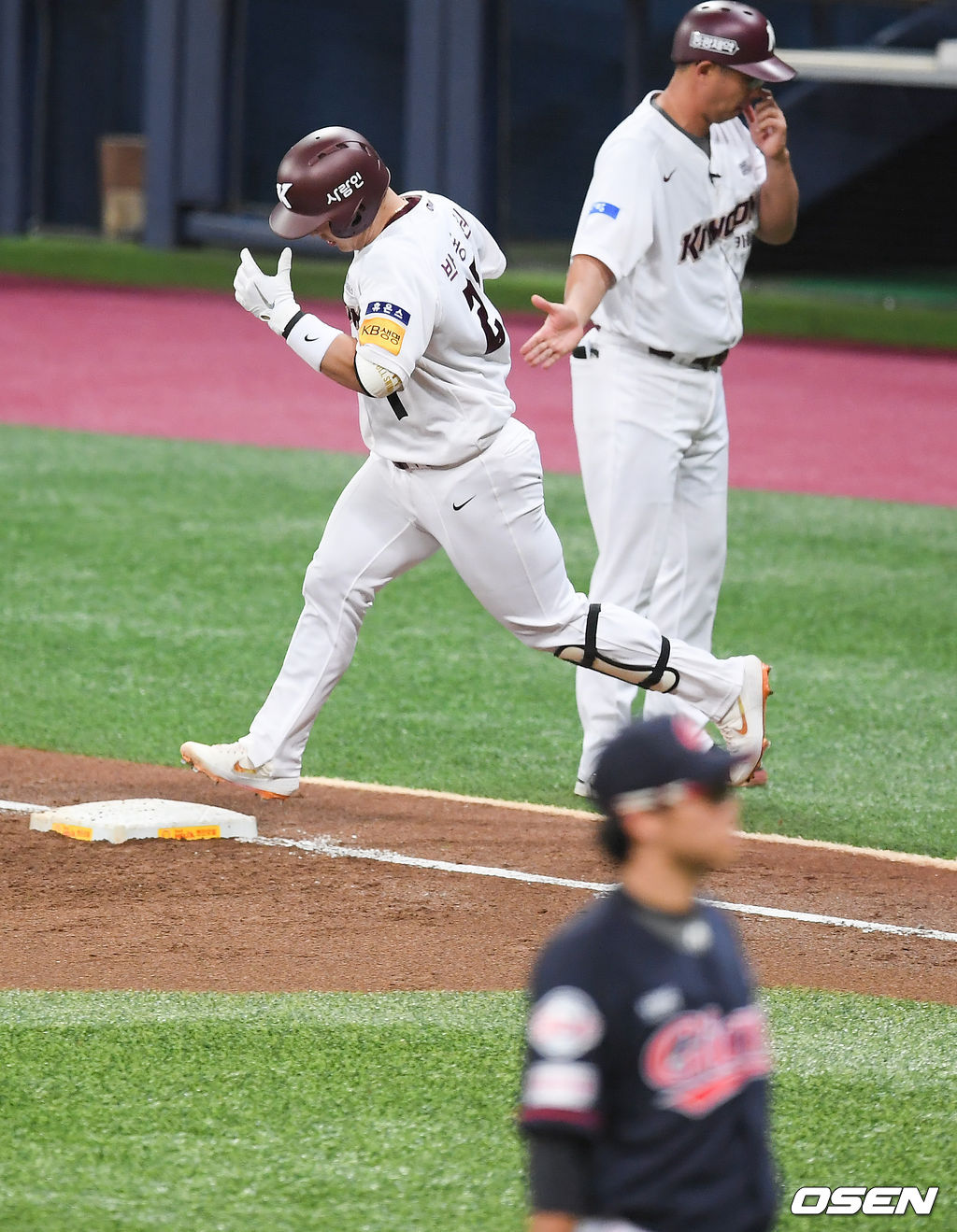 2회말 1사 키움 박동원이 동점 솔로홈런을 날리고 베이스를 돌고 있다.  / soul1014@osen.co.kr