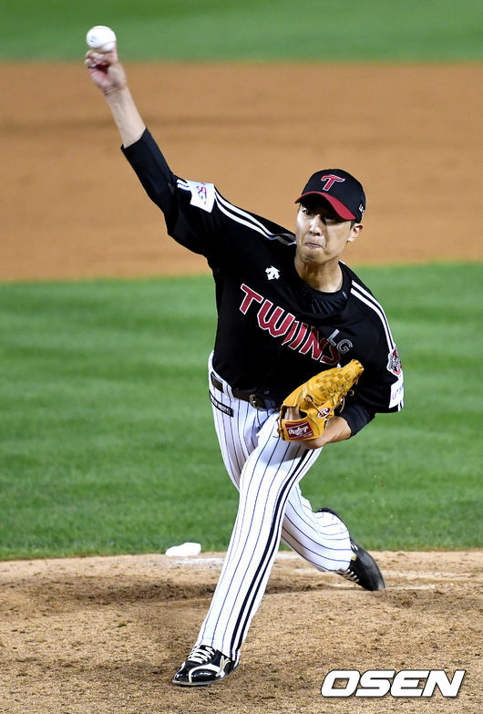 7회말 마운드에 오른 LG 투수 이정용이 힘차게 공을 뿌리고 있다. / dreamer@osen.co.kr