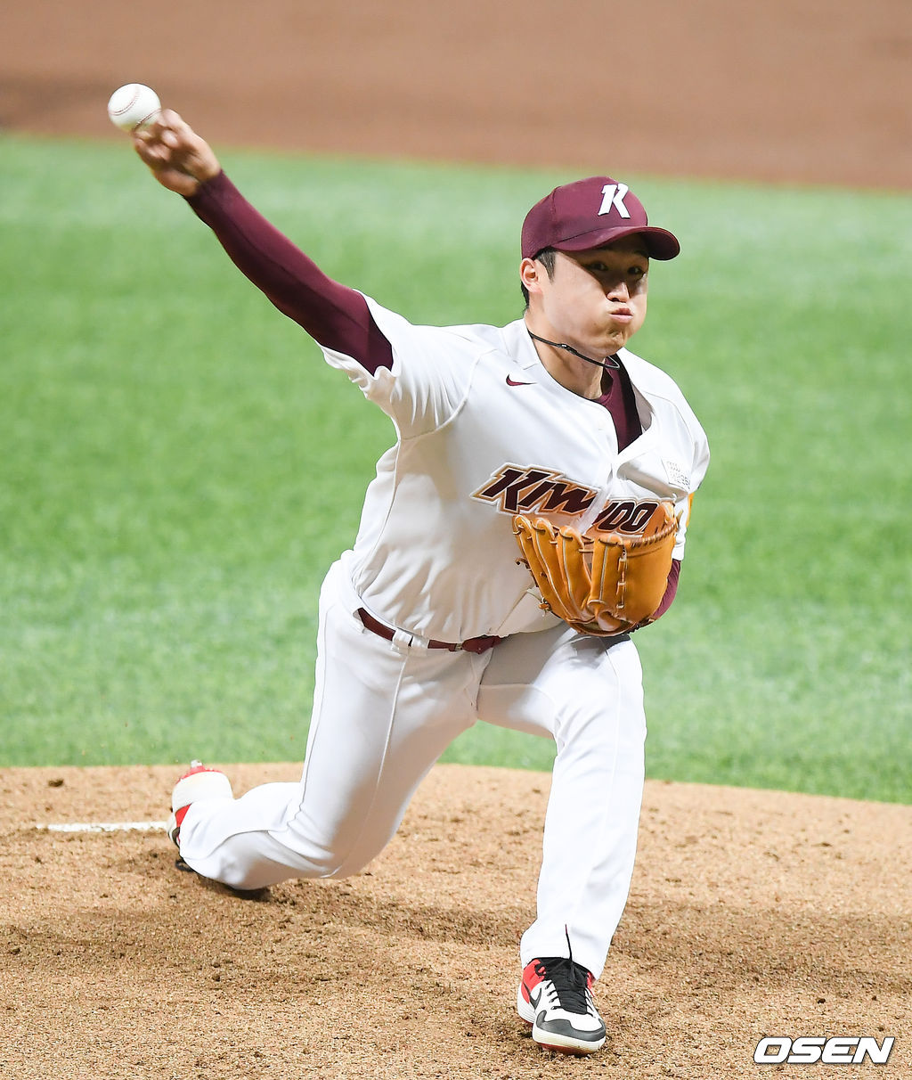 1회초 키움 선발투수 최원태가 역투하고 있다.  / soul1014@osen.co.kr