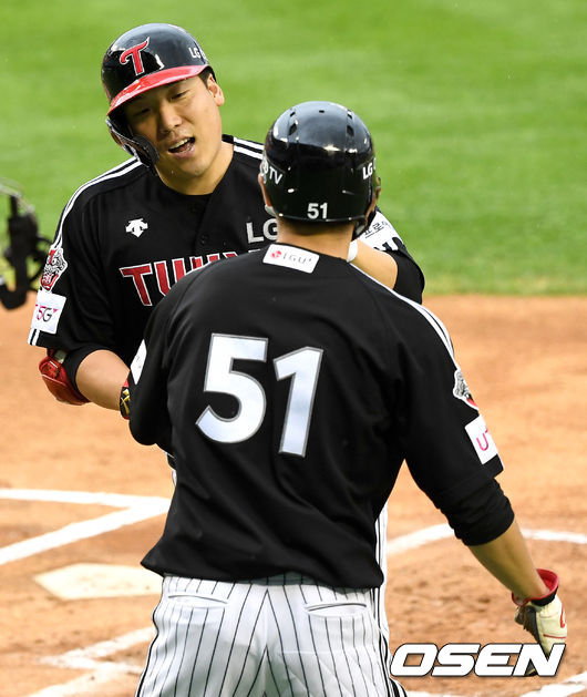 1회초 무사 1루 상황 LG 김현수가 선제 우월 투런포를 날리고 홈을 ㅂ랍으며 홍창기와 인사를 나누고 있다. / dreamer@osen.co.kr