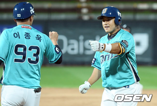 24일 오후 수원 KT위즈파크에서 ‘2020 신한은행 SOL KBO리그' KT 위즈와 NC 다이노스의 경기가 열렸다.8회초 2사 만루 NC 강진성이 역전 좌전 1타점 적시타를 때려낸 뒤 이종욱 코치와 기뻐하고 있다. /cej@osen.co.kr