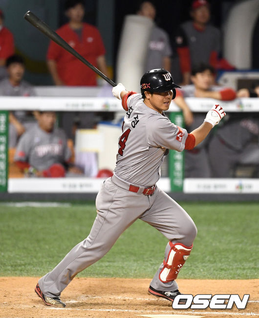 9일 오후 서울 잠실야구장에서 ‘2020 신한은행 SOL KBO리그’ LG 트윈스와 SK 와이번스의 경기가 열렸다.8회말 2사 2루 상황 SK 최정이 다시 앞서가는 우익선상 1타점 2루타를 날리고 있다. / dreamer@osen.co.kr