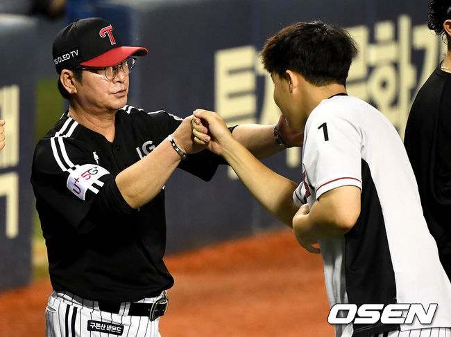 승리를 거둔 LG 류중일 감독과 임찬규가 인사를 나누고 있다. / dreamer@osen.co.kr