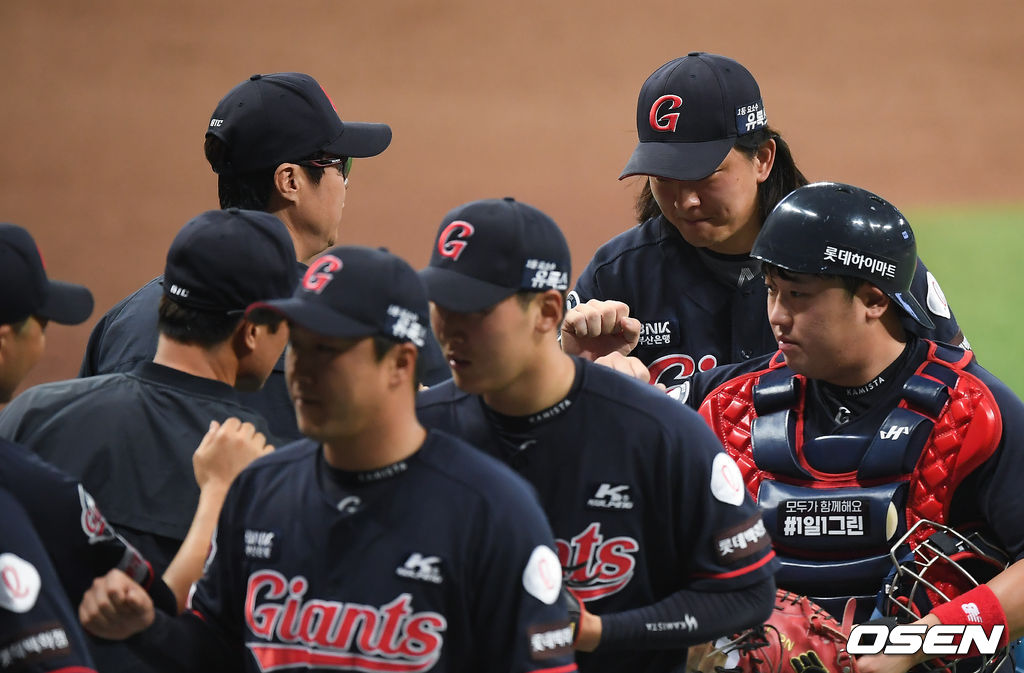경기종료 후 롯데 허문회 감독이 세이브 거둔 김원중과 하이파이브를 하고 있다  / soul1014@osen.co.kr