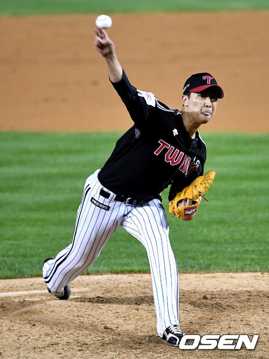 7회말 마운드에 오른 LG 투수 이정용이 힘차게 공을 뿌리고 있다. / dreamer@osen.co.kr