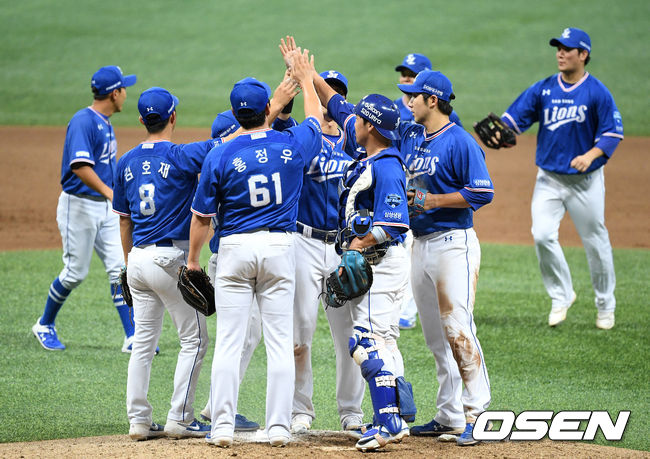 삼성 선수들이 승리를 따낸 이후 하이파이브를 하고 있다./OSEN DB