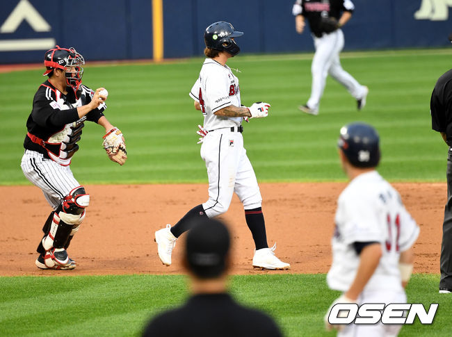 2회말 2사 1, 2루 상황 두산 정상호 타석 때 주자 오재원과 정수빈이 도루를 시도하다 2루에서 멈췄다. 이후 주자 오재원이 LG 포수 유강남의 태그에 걸려 아웃되고 있다. / dreamer@osen.co.kr