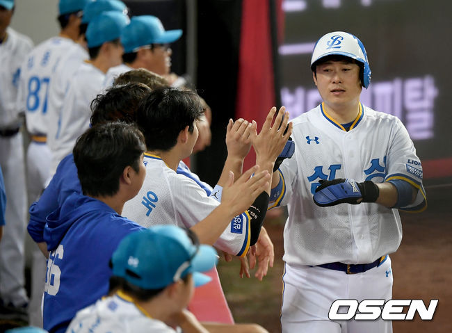 25일 광주 KIA챔피언스필드에서 ‘2020 신한은행 SOL KBO리그’ KIA 타이거즈와 삼성 라이온즈의 경기가 열렸다. 6회초 2사 만루 삼성 박해민이 밀어내기 볼넷을 얻은 뒤 3루 주자 이원석이 홈인한 뒤 더그아웃에서 선수들과 기쁨을 나누고 있다./ksl0919@osen.co.kr