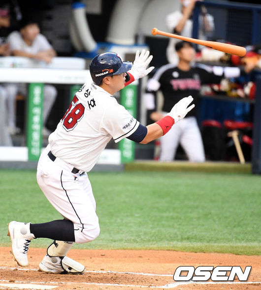 4회말 1사에서 두산 정상호가 2루타를 날리고 있다. /jpnews@osen.co.kr