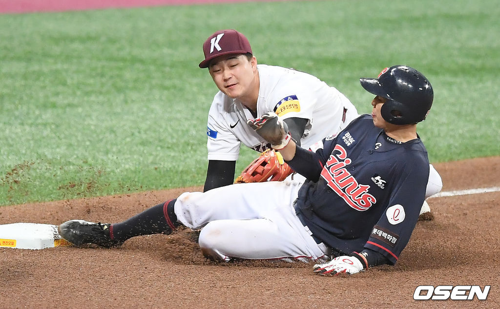 25일 오후 서울 고척스카이돔에서 ‘2020 신한은행 SOL KBO리그’ 키움 히어로즈와 롯데 자이언츠의 경기가 진행됐다.7회초 무사 1루 롯데 마차도의 안타때 1루 대주자 김동한 3루에 세이프되고 있다. / soul1014@osen.co.kr