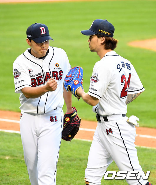 두산 최원준이 3회 수비를 마치고 오재원과 하이파이브를 하고 있다. /jpnews@osen.co.kr