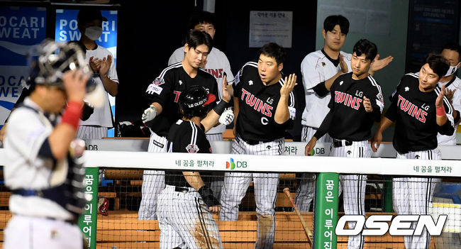 7회초 1사 1,3루에서 LG 라모스가 이형종의 1타점 적시 2루타에 홈을 밟고 더그아웃에서 동료선수들과 기뻐하고 있다. /jpnews@osen.co.kr