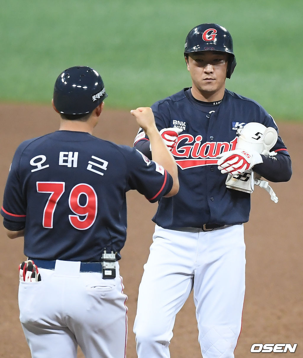 25일 오후 서울 고척스카이돔에서 ‘2020 신한은행 SOL KBO리그’ 키움 히어로즈와 롯데 자이언츠의 경기가 진행됐다.7회초 2사 만루 롯데 정훈이 2타점 적시타를 날리고 오태근 1루 코치와 하이파이브를 하고 있다 / soul1014@osen.co.kr