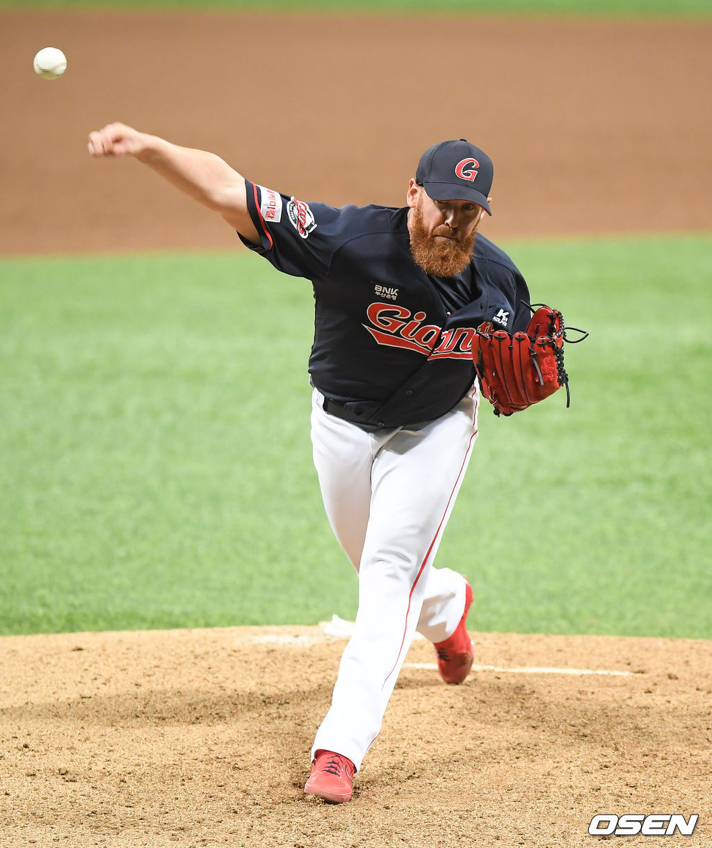 25일 오후 서울 고척스카이돔에서 ‘2020 신한은행 SOL KBO리그’ 키움 히어로즈와 롯데 자이언츠의 경기가 진행됐다.6회말 롯데 선발투수 스트레일리가 역투하고 있다 / soul1014@osen.co.kr