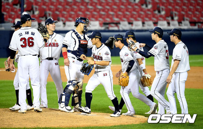 경기를 마치고 두산 선수들이 승리 하이파이브를 하고 있다. /jpnews@osen.co.kr