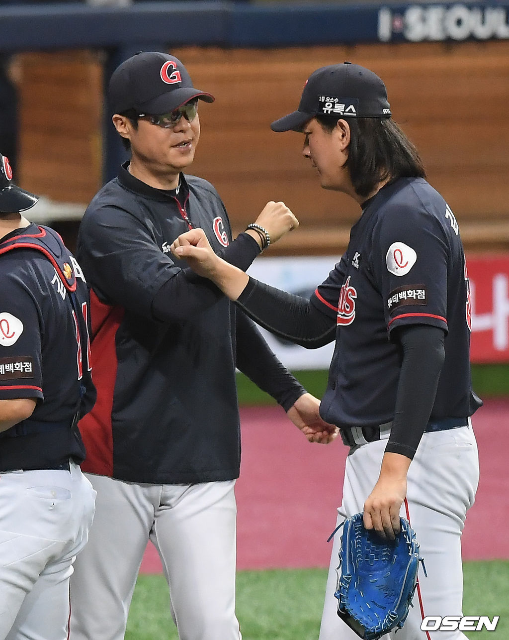 경기종료 후 롯데 허문회 감독이 김원중과 하이파이브를 하고 있다. / soul1014@osen.co.kr