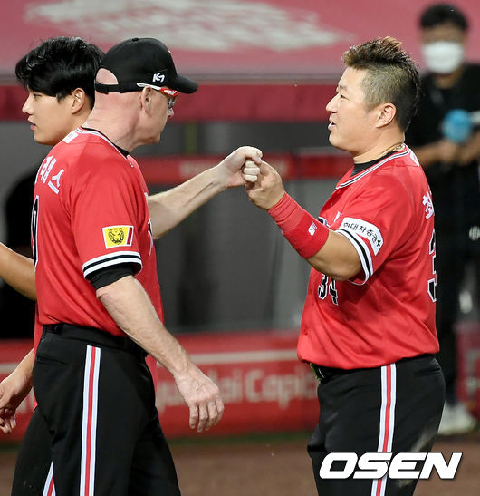 경기 종료 후 KIA 윌리엄스 감독과 최형우가 하이파이브를 하고 있다./ksl0919@osen.co.kr