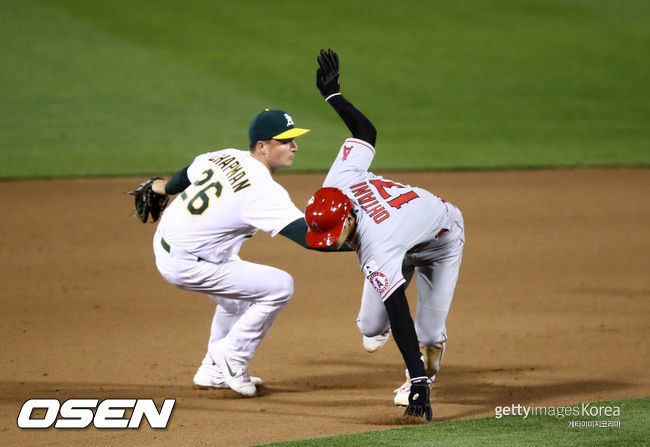 [사진] 맷 채프먼에게 태그 아웃 당하는 오타니(오른쪽) /ⓒGettyimages(무단전재 및 재배포 금지)
