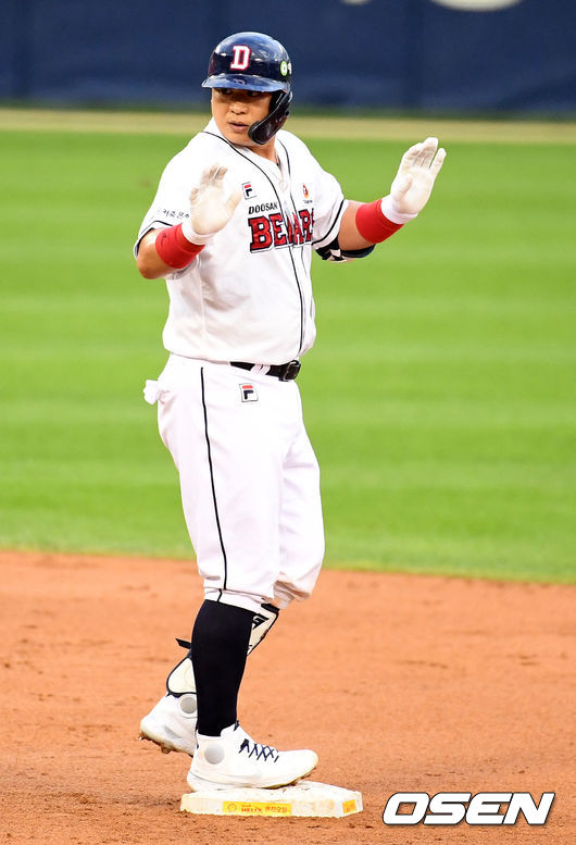 4회말 1사에서 두산 정상호가 2루타를 날리고 타임을 외치고 있다. /jpnews@osen.co.kr