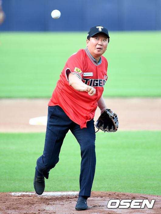 25일 광주 KIA챔피언스필드에서 ‘2020 신한은행 SOL KBO리그’ KIA 타이거즈와 삼성 라이온즈의 경기가 열렸다.경기 시작 전 선동열 전 감독이 시구를 하고 있다./ksl0919@osen.co.kr