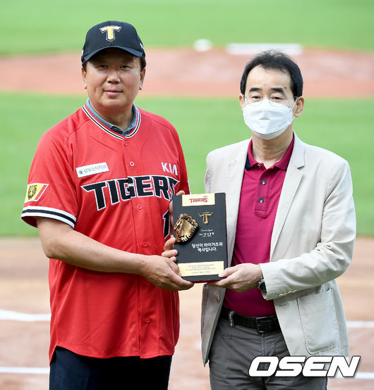 레전드 선동열 전 감독이 감사패를 받고 이화원 KIA 타이거즈 대표이사와 함께  포즈를 취하고 있다./ksl0919@osen.co.kr