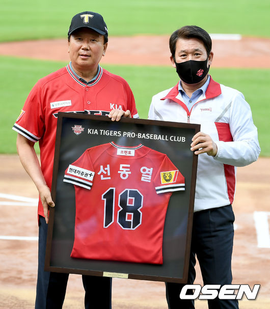 레전드 선동열 전 감독이 자신의 유니폼 액자를 선물받고 조계현 단장과 함께  포즈를 취하고 있다./ksl0919@osen.co.kr