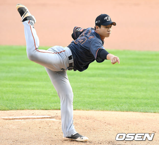 1회말 한화 김진욱이 역투하고 있다. /youngrae@osen.co.kr