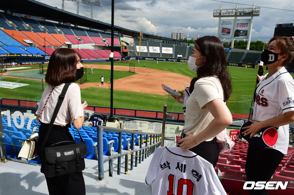 팬들이 경기장에 들어서며 기뻐하고 있다. /jpnews@osen.co.kr