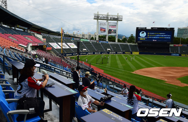 야구팬들이 관중석에서 선수들의 훈련을 지켜보고 있다. /jpnews@osen.co.kr