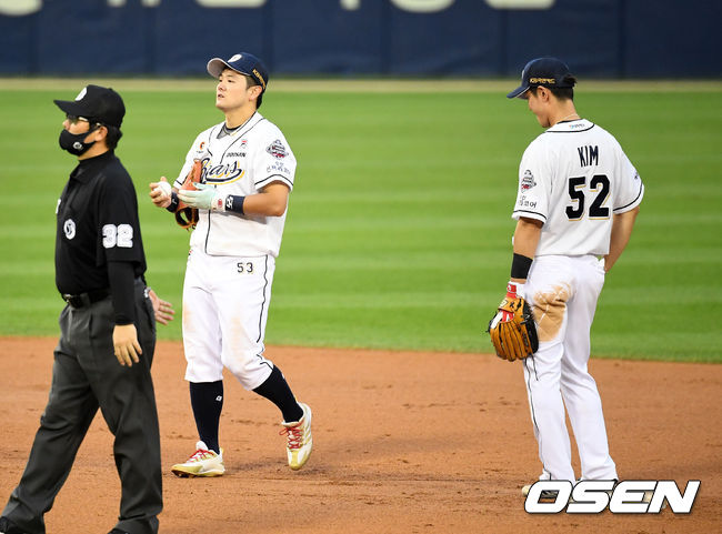 7회초 무사 1루에서 두산 최주환이 LG 김호은의 2루땅볼에 실책을 범하며 아쉬워하고 있다. /jpnews@osen.co.kr