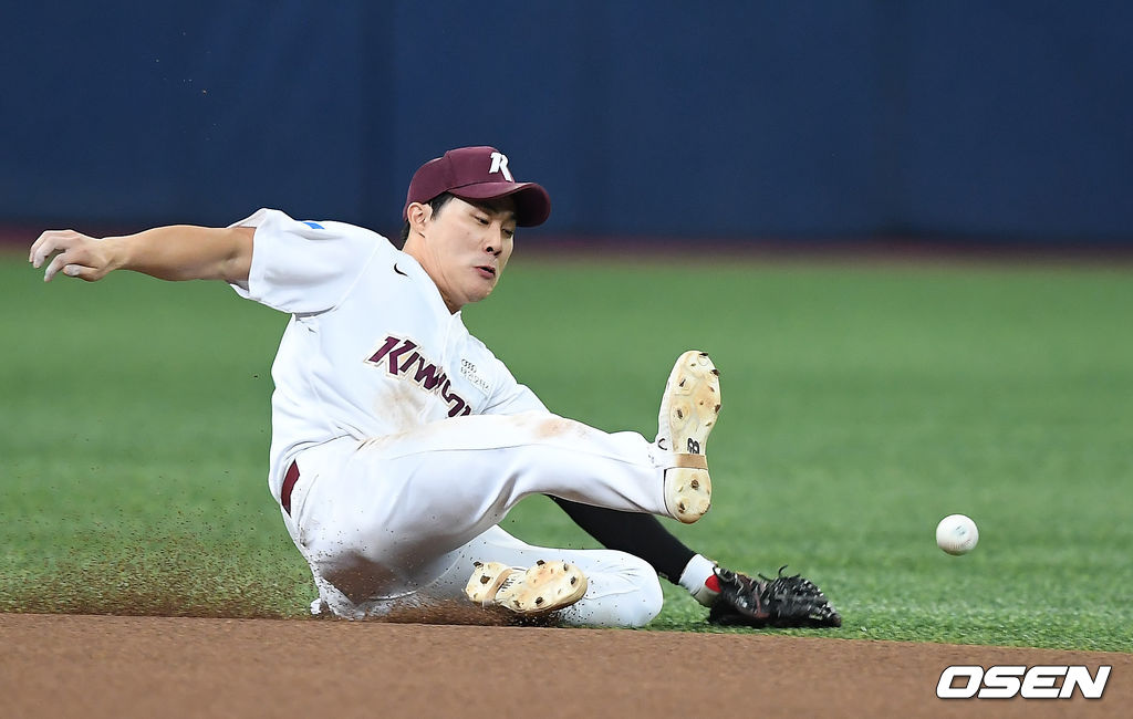 26일 오후 서울 고척스카이돔에서 '2020 신한은행 SOL KBO리그' 키움 히어로즈와 롯데 자이언츠의 경기가 열렸다.4회초 무사 키움 김하성이 롯데 마차도의 타구를 잡기위해 몸을 날리고 있다. /youngrae@osen.co.kr