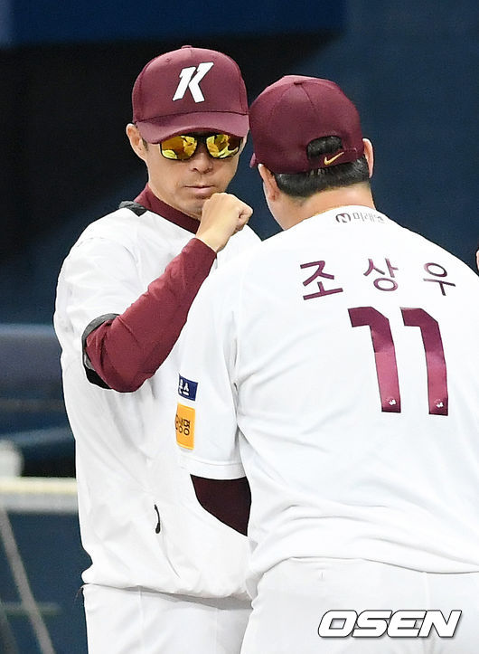경기를 마치고 키움 손혁 감독이 조상우와 하이파이브를 하고 있다./ rumi@osen.co.kr