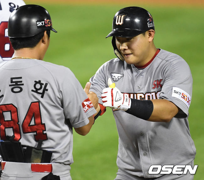 7회초 무사 1루 상황 SK 최준우가 안타를 날리고 1루에 안착해 조동화 코치와 인사를 나누고 있다. / dreamer@osen.co.kr