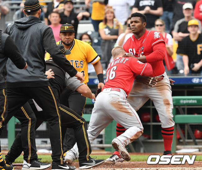 신시내티 푸이그가 동료들의 만류를 뿌리치며 피츠버그 선수들과 신경전을 벌이고 있다. /dreamer@osen.co.kr