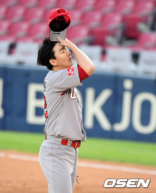 1회말 1사 1루에서 SK 문승원이 두산 최주환을 상대하며 땀을 닦고 있다. 최주환은 14구 승부끝에 안타. /jpnews@osen.co.kr