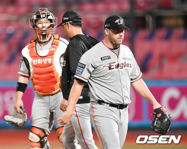 14일 오후 수원 KT위즈파크에서 '2020 신한은행 SOL KBO리그' KT 위즈와 한화 이글스의 경기가 열렸다.6회말 2사 한화 서폴드가 강판되고 있다. /youngrae@osen.co.kr