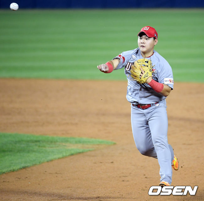 SK 2루수 최준우가 두산 김재호의 땅볼 타구를 처리하고 있다. /cej@osen.co.kr