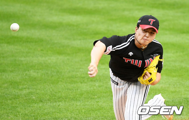 1회말 LG 이민호가 역투하고 있다. /jpnews@osen.co.kr