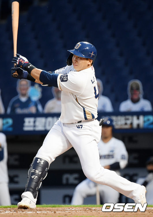 4회말 NC 선두타자 나성범이 중견수 앞 안타를 날리고 있다./ rumi@osen.co.kr