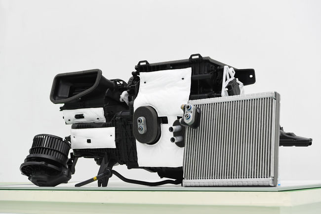 왼쪽부터 애프터 블로우 기술의 핵심 부품인 블로워 모터, 히터컴플리트, 에바포레이터.