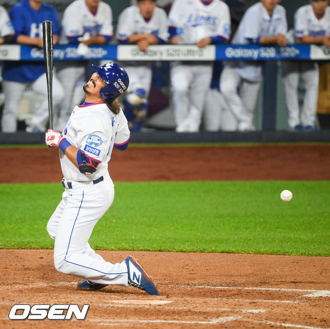 삼성 살라디노가 KIA 투수 김현수의 투구에 맞고 있다. /soul1014@osen.co.kr