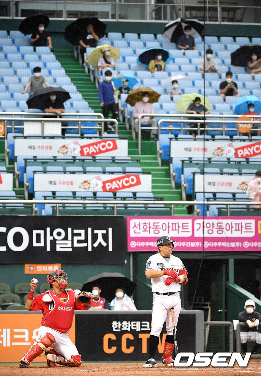 27일 오후 대전 한화생명이글스파크에서 '2020 신한은행 SOL KBO리그' 한화 이글스와 SK 와이번스의 경기가 열렸다.KBO는 지난 26일부터 야구장 수용 가능 인원의 10% 이내부터 관중 입장을 시작했다.1회말 2사 2루 한화 김태균이 타석에 들어서고 있다. /youngrae@osen.co.kr