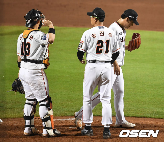 27일 오후 대전 한화생명이글스파크에서 '2020 신한은행 SOL KBO리그' 한화 이글스와 SK 와이번스의 경기가 열렸다.KBO는 지난 26일부터 야구장 수용 가능 인원의 10% 이내부터 관중 입장을 시작했다.7회초 1사 2,3루 한화 강재민이 SK 오준혁에게 역전 적시타를 허용한 뒤 강판되고 있다. /youngrae@osen.co.kr