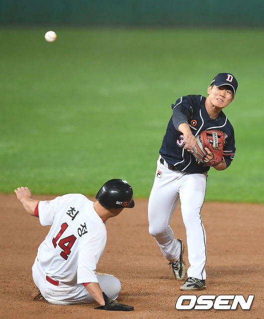 25일 오후 인천 SK행복드림구장에서 '2020 신한은행 SOL KBO리그' SK 와이번스와 두산 베어스의 더블헤더 2차전 경기가 열렸다.8회말 무사 1,2루 두산 오명진이 SK 로맥의 내야 땅볼때 1루주자 최정을 아웃시킨 뒤 1루로 송구하고 있다. /youngrae@osen.co.kr