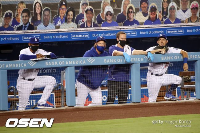 [사진] 27일(한국시간) 덕아웃에서 경기를 보는 커쇼(왼쪽에서 두 번째) /ⓒGettyimages(무단전재 및 재배포 금지)