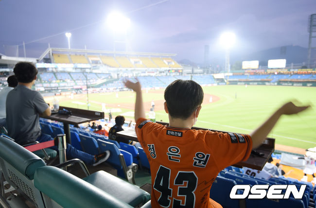 어린이 팬이 한화 정은원의 유니폼을 입고 응원하고 있다. /youngrae@osen.co.kr