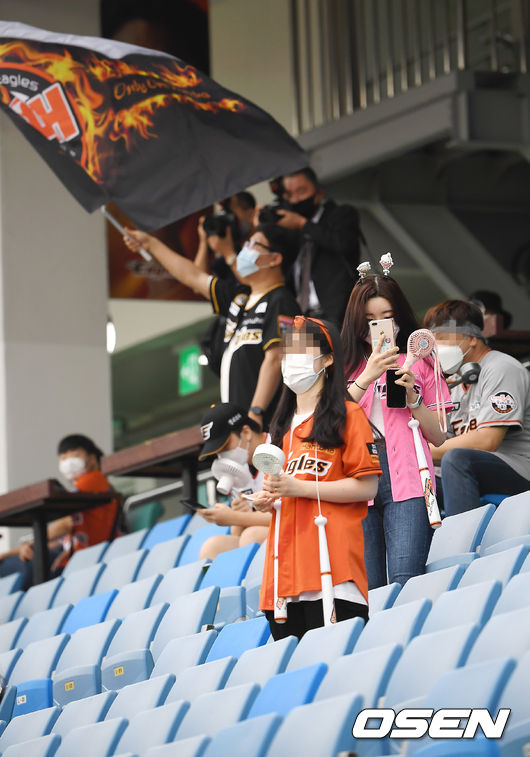 27일 오후 대전 한화생명이글스파크에서 '2020 신한은행 SOL KBO리그' 한화 이글스와 SK 와이번스의 경기가 열렸다.KBO는 지난 26일부터 야구장 수용 가능 인원의 10% 이내부터 관중 입장을 시작했다.경기장을 찾은 야구팬들이 기념촬영을 하고 있다. /youngrae@osen.co.kr