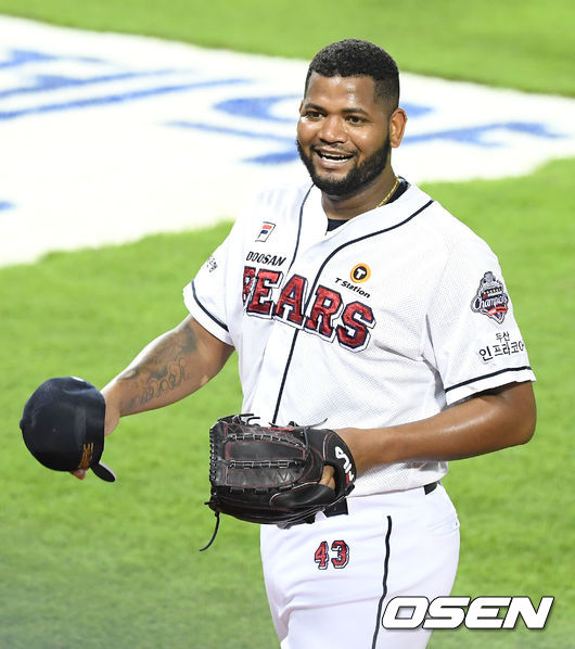 7회초 무실점으로 이닝을 마친 두산 선발 알칸타라가 미소를 지으며 더그아웃으로 향하고 있다. /cej@osen.co.kr